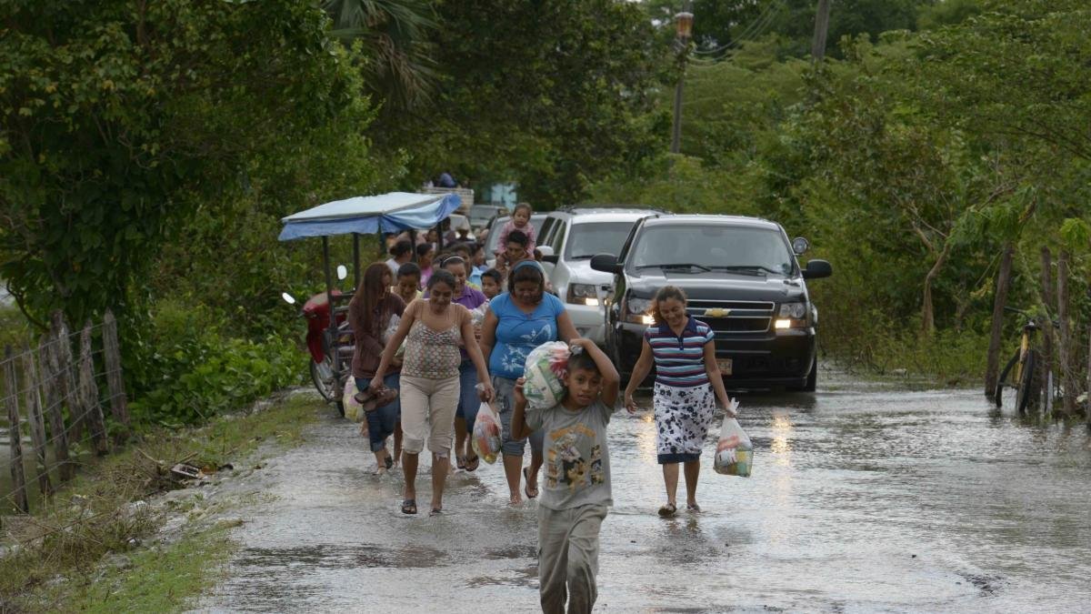 El desbordamiento del río Pichucalco en Tabasco causa tres vados carreteros