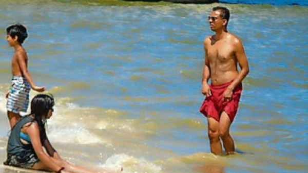 Marea roja: los turistas desafían las advertencias y nadan en el agua en el paseo marítimo de Progreso