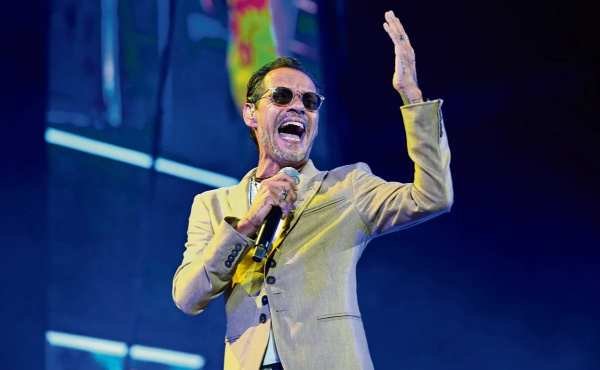 Marc Anthony recibe botellazo en pleno concierto