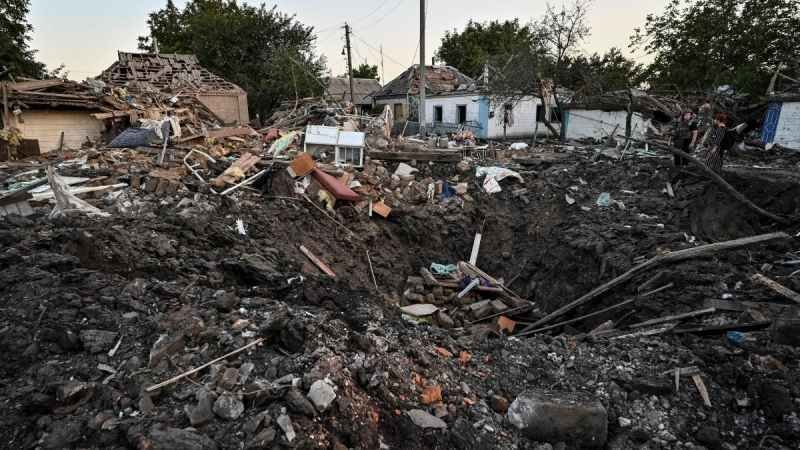 Zelensky: Al menos 15 personas murieron y 50 resultaron heridas en un ataque ruso a una estación de tren de Ucrania