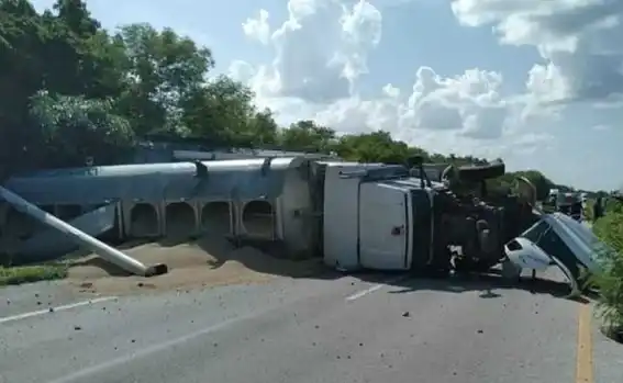 trailer accidente camioneta familiar optimized