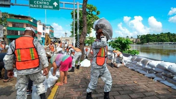 Colocan costales en el Malecón Carlos A. Madrazo;  Grijalva a 8 cm de desbordar