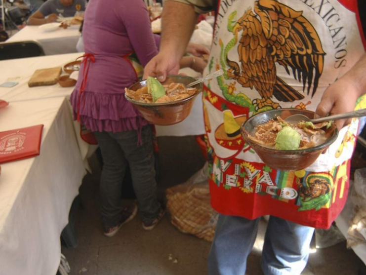 Hombre se atraganta y muere en concurso de comer pozole en Yucatán