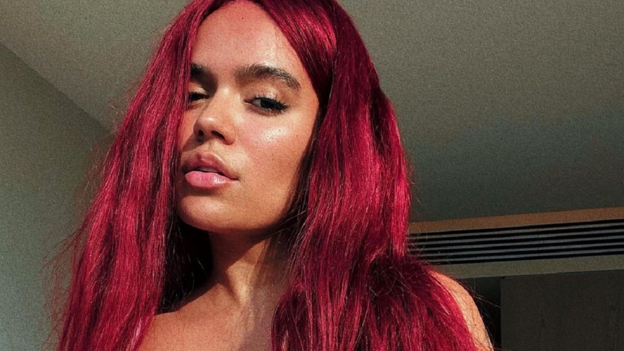 Karol G eleva la temperatura con traje ajustado de baño