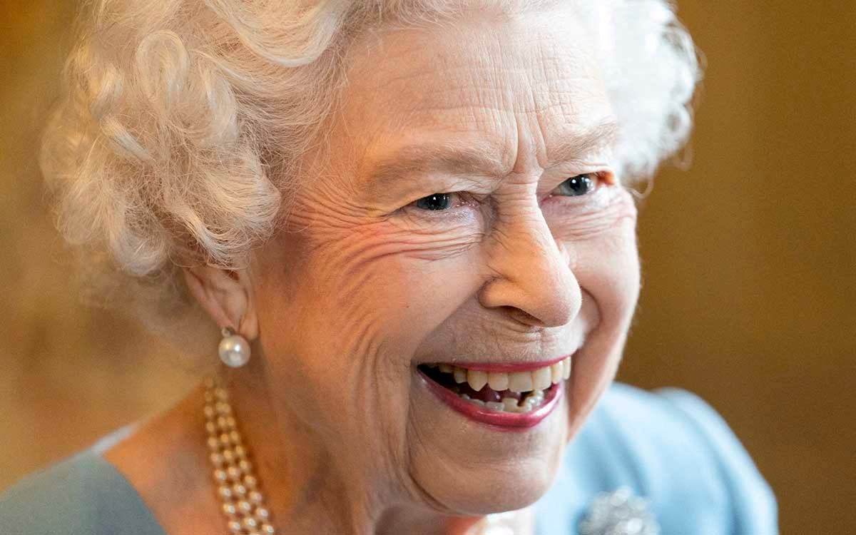 Reino Unido: Bajo supervisión médica la reina Isabel II;  príncipes carlos y william viajando para verla