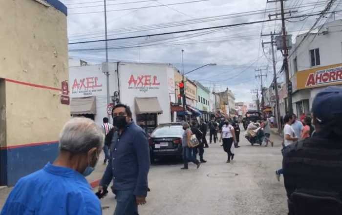 Adulto mayor se provoca heridas con un cúter en la vía pública ,en el centro de Mérida