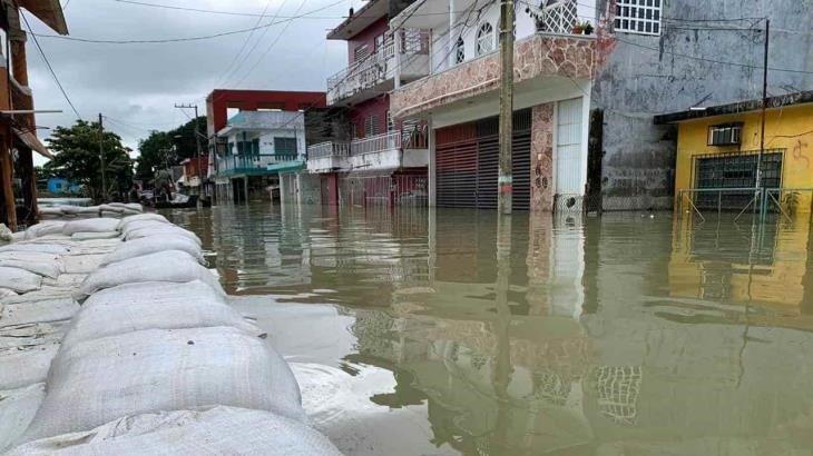 Resguardan pertenencias y toman previsiones en El Castaño, Macuspana
