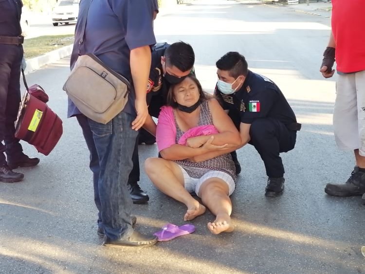 Al Hospital Fue a Parar Una Mujer Que Iba de Pasajera en una Moto Que Fue Chocada - Diario Cambio 22