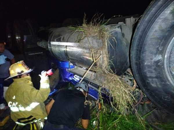 Choque en carretera federal deja a chofer atrapado en camion volcado 1