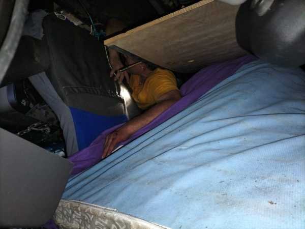 Choque en carretera federal deja a chofer atrapado en camion volcado 2