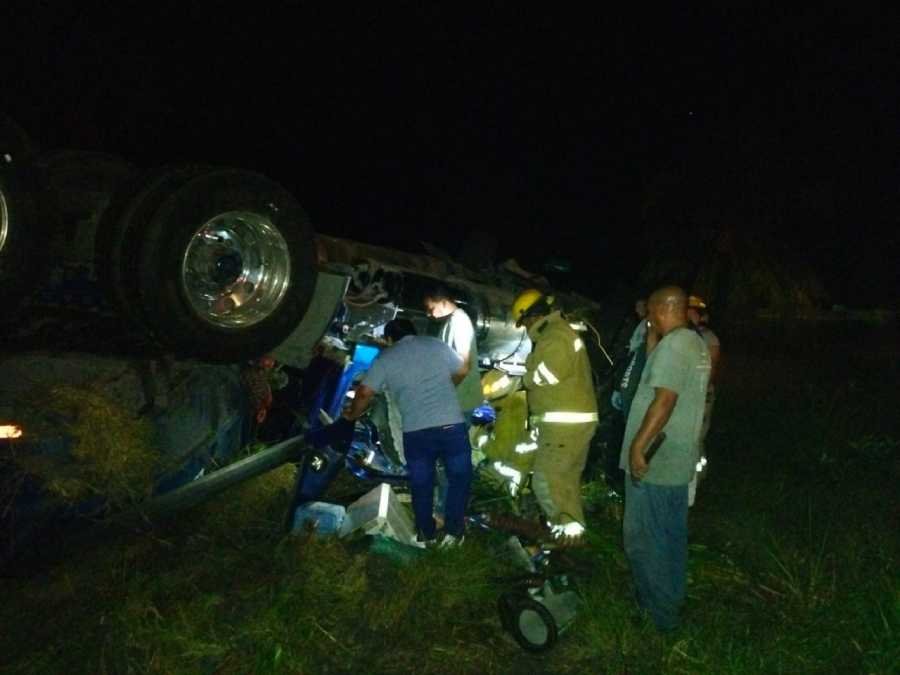 Choque en carretera federal deja a chofer atrapado en camión volcado