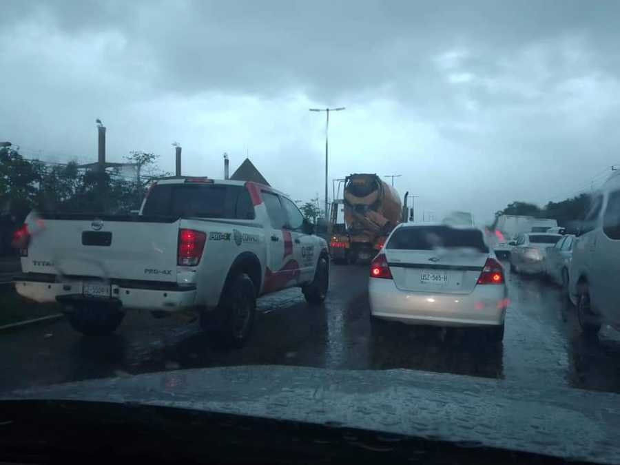 Funcionario del CONACYT acusa a conductora de dañar su vehículo en Cancún