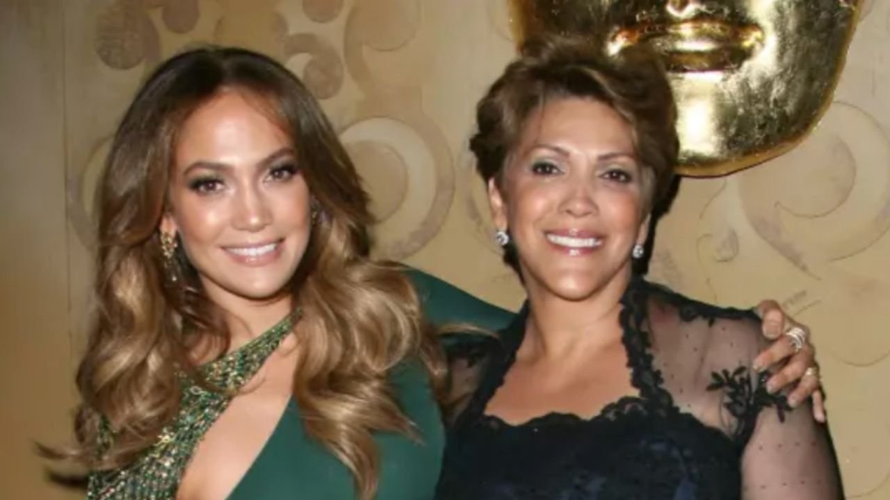 La mamá de JLo en elegante vestido negro da cátedra de belleza