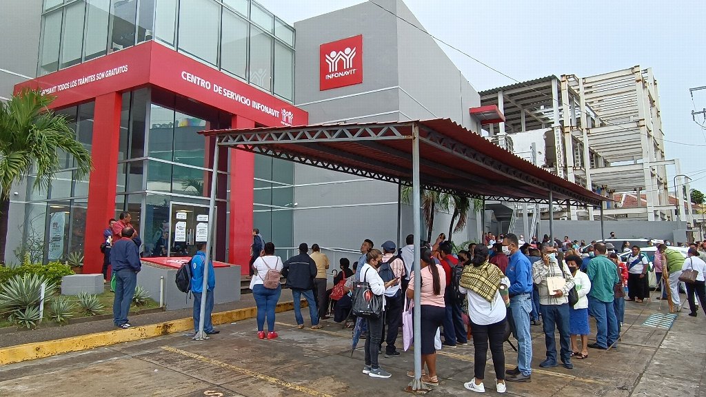 Saturan oficinas de Infonavit en último día para realizar cambio de VSM a pesos
