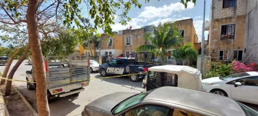 Un hombre fue detenido por la policía después de asesinar a su vecino en Villas del Sol. Los hechos ocurrieron esta mañana, en la calle Atila, cerca de la avenida Sur. Según los testigos, después de ingerir bebidas alcohólicas, la fiesta terminó en una riña y el dueño de la vivienda resultó herido de gravedad. El agresor utilizó un palo para golpear a su vecino, causándole lesiones mortales. A pesar de los esfuerzos de los servicios de emergencia, la víctima falleció antes de llegar al hospital. Los vecinos escucharon los gritos y al asomarse vieron al agresor abandonar el lugar y correr hacia su propia casa. La policía detuvo al hombre, que se cree que era el compañero de fiesta de la víctima, y será turnado a la Fiscalía General del Estado para enfrentar cargos por homicidio.