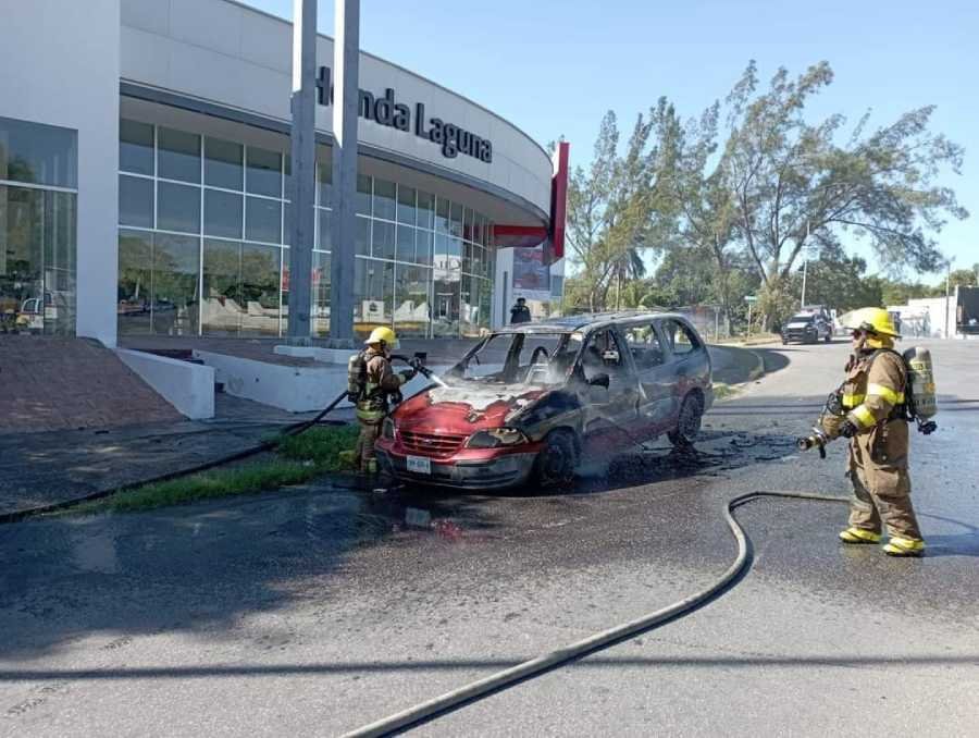 Vehículo en llamas en las calles de Chetumal