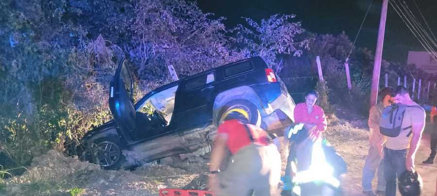 Choque entre camioneta y autobús en Cancún deja mujer lesionada
