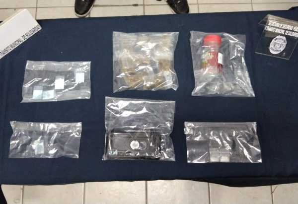 Detienen a dos individuos en Playa del Carmen por posesion de drogas y cartuchos 2