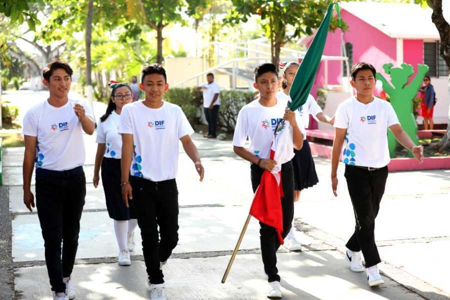 Estudiantes del programa 10-17 en Solidaridad celebran el Día de la Bandera con un evento cívico enfocado en los valores patrios