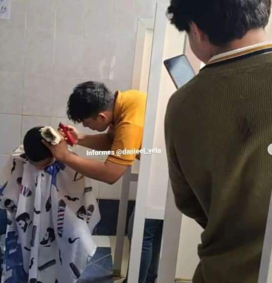 Joven Estudiante Realiza Cortes de Cabello en los Baños de la UADY - Diario Cambio 22