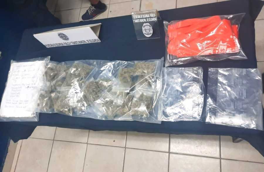 Policía de Playa del Carmen detiene a tres individuos por posesión de arma y droga