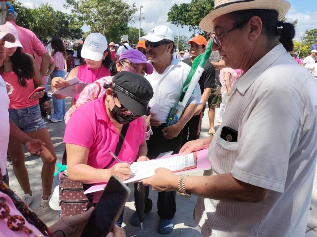 Recolectan firmas en Cancun para pedir que la SCJN frene el Plan B de la reforma electoral