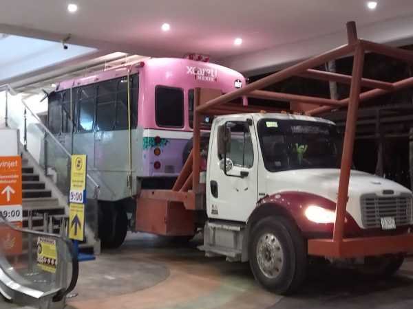 Retiran un camion publicitario de Xcaret de la terminal maritima de Playa del Carmen 1
