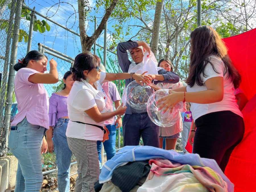 Estudiantes universitarios promueven el respeto hacia las mujeres en evento del DIF Solidaridad en Quintana Roo