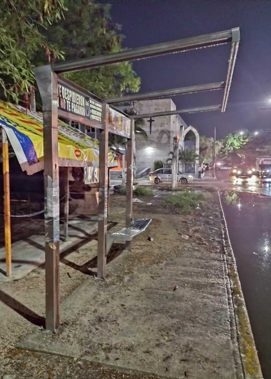 Multan a empresa de paraderos en Cancún por abandono y mal estado