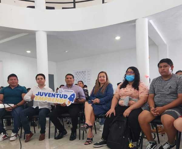 Presidenta Lili Campos lidera Foro de Emprendimiento Juvenil en Puerto Aventuras 2