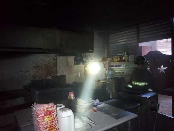 Se produce incendio en una franquicia de hamburguesas en Cancun