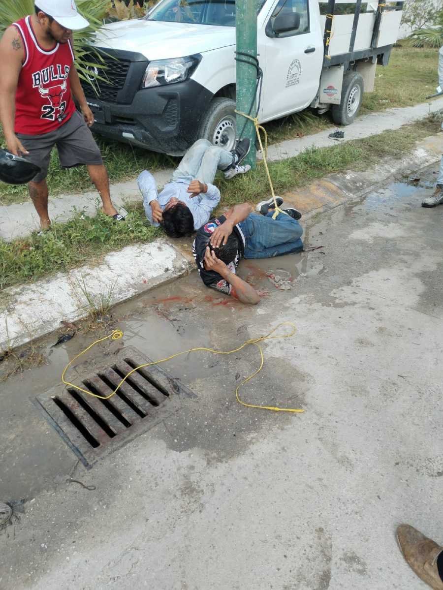 Trabajadores valientes impiden un asalto en Cancún y someten a los delincuentes atándolos a un poste