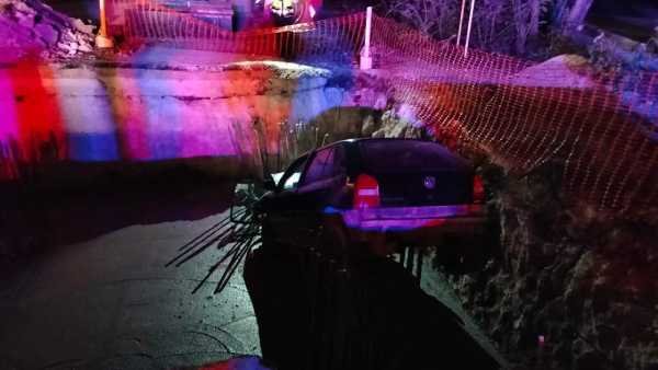 Vehiculo se sale de la via y cae en zanja durante obras del Puente Nichupte 1