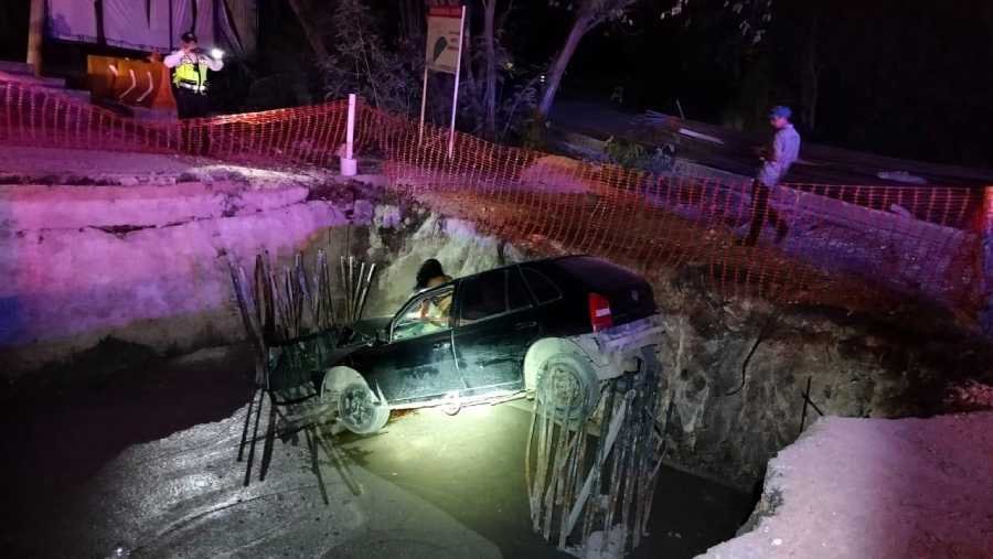Vehículo se sale de la vía y cae en zanja durante obras del Puente Nichupté