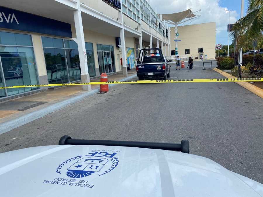 Violento asalto en Plaza Outlet de Cancún: Mujer es atacada y disparan al aire
