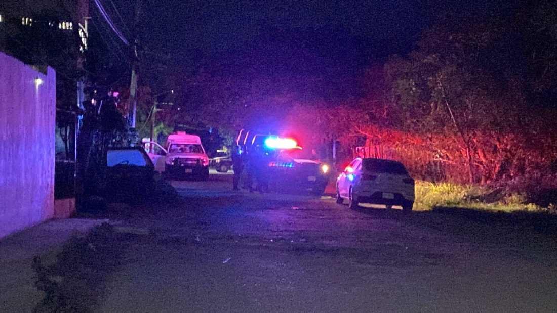 Balean a dos hombres en moto en Cancún; uno muere al instante