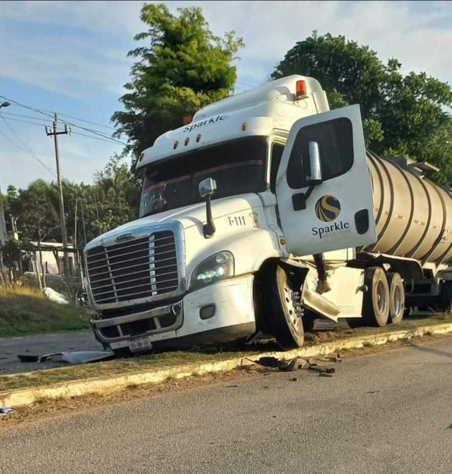 Choque de dos tráileres en Pucté, Chetumal: Conductor dormido pierde control de vehículo