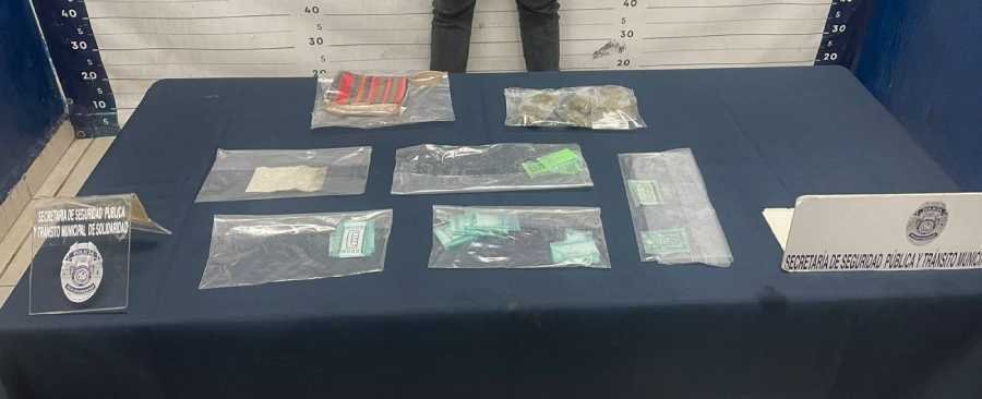 Detienen banda delictiva en Cancún con arsenal de armas y drogas decomisadas