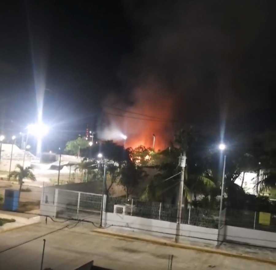 Devastador incendio afecta asentamiento irregular en Cancún