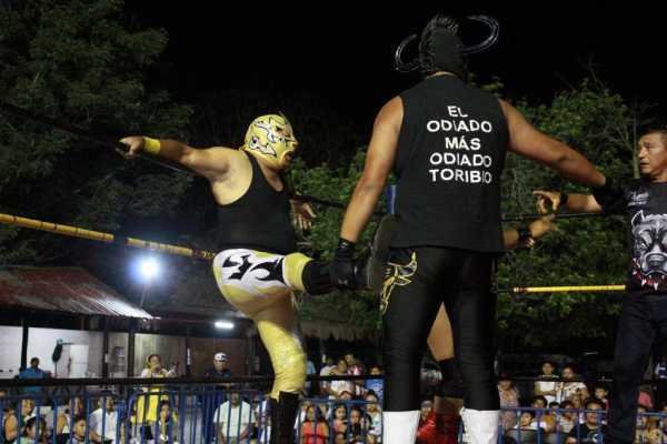 Funcion de lucha libre celebra a ninos y ninas en Playa del Carmen 1