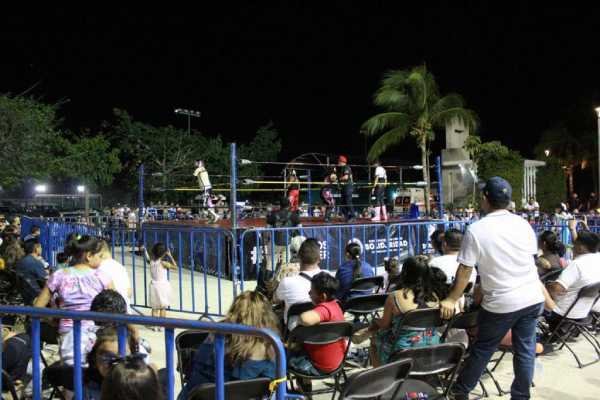 Funcion de lucha libre celebra a ninos y ninas en Playa del Carmen 2