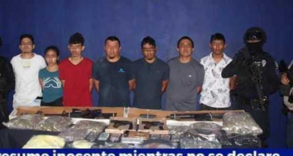 Policia estatal de Cancun desmantela banda delictiva con armas y drogas 1