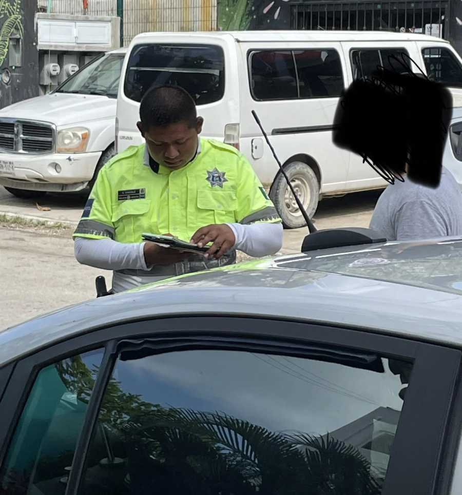 Turistas denuncian a policía corrupto en Tulum por exigir soborno para evitar multa