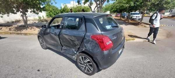 Vehiculo Toyota colisiona con poste tras no respetar senal de alto en Villas del Sol 1