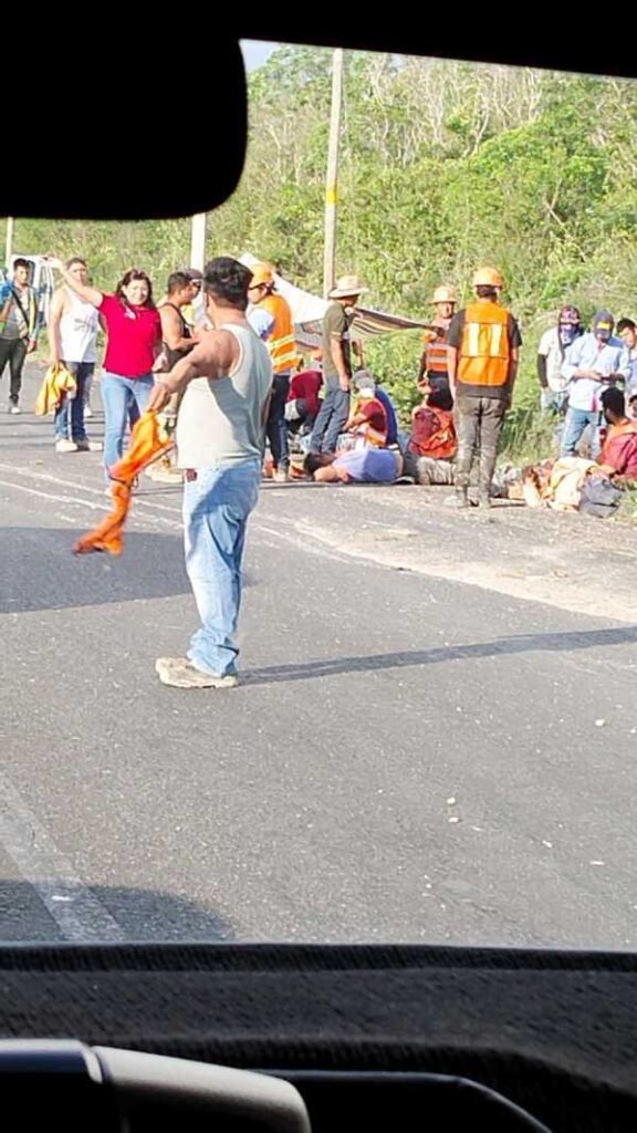 Volcadura de camioneta del Tren Maya deja varios heridos en Playa del Carmen 1