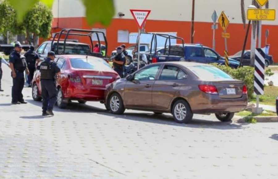 Arrestan a mujer tras persecucion y colision por robo de vehiculo en Playa del Carmen 1