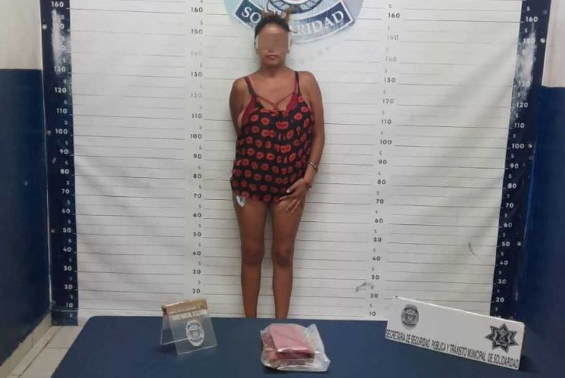Arrestan a mujer tras persecución y colisión por robo de vehículo en Playa del Carmen