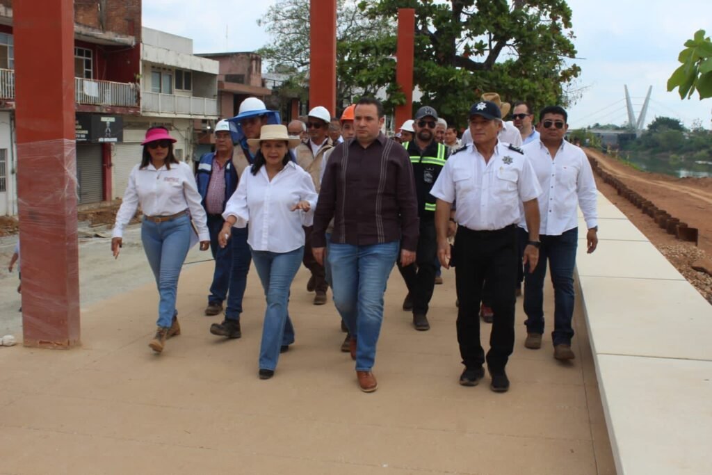 Autoridades supervisoras construcción de malecón de Villahermosa