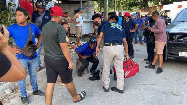 Choque en Cancun desencadena trifulca violenta entre taxista ebrio presuntos policias y mototaxista 1