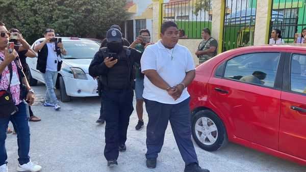 Choque en Cancún desencadena trifulca violenta entre taxista ebrio, presuntos policías y mototaxista